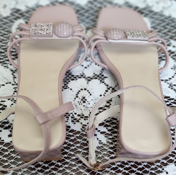 Nwot Low Heeled Lavender Sandals with Easy Hook Slip on Closure - Guximan? - Picture 5 of 12